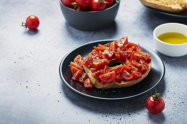 Qual è la ricetta per delle friselle pugliesi con pomodorini, origano e olio extra vergine d'oliva?