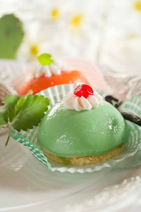 Qual è il metodo per una cassata siciliana tradizionale con ricotta e frutta candita?