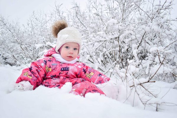 Come abbinare scarpe con zeppa per un look estivo casual ma raffinato?