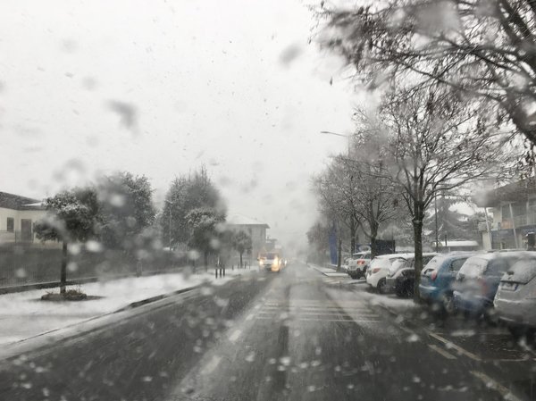 Come si può migliorare la visibilità durante la guida sotto la pioggia intensa?